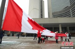 加拿大国旗日60周年：加拿大人以行动展现